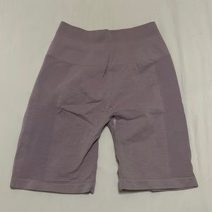 ALPHALETE AMPLIFY BIKER SHORTS